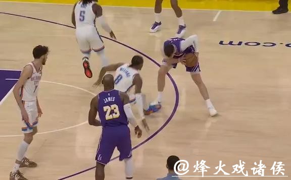 拉拉维亚晃倒杰威瞬间引爆媒体热议